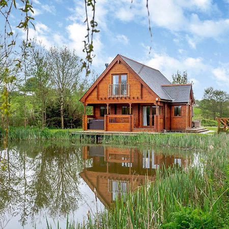 Anglesey Lakeside Lodges Menai Bridge Exterior foto